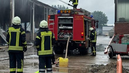 F1: Nachlöscharbeiten vom Großbrand in Morsum